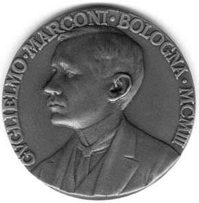 1904 La valvola termoionica John Ambrose Fleming, scienziato inglese collaboratore di Marconi, partendo da sue precedenti esperienze, inventa la valvola a due elettrodi (diodo) adatta a ricevere le