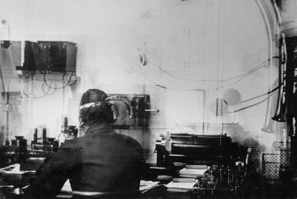 1911 Si afferma la radiotelefonia La radiotelefonia (telefono senza fili) si deve in massima parte al prof.