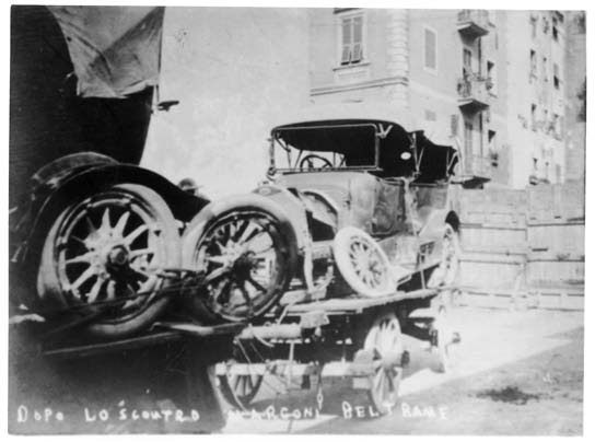L auto semidistrutta di Marconi dopo l incidente del 1912 in cui lo Scienziato perde l uso dell occhio destro. (Collezione Ugo Ivani).