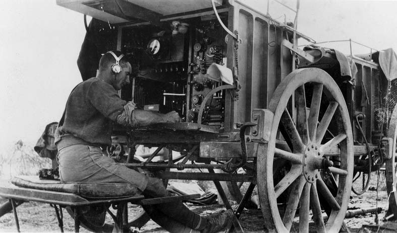 1915-1918 - Prima guerra mondiale Nel maggio 1915 allo scoppio della prima guerra mondiale, Marconi si trova negli Stati Uniti ma, appena saputa la notizia, si imbarca per l Italia dove viene