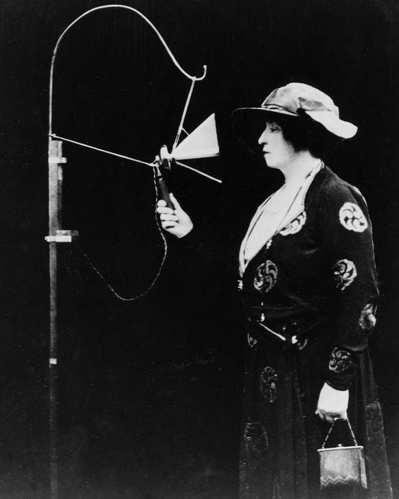La cantante Nellie Melba ai microfoni della prima trasmissione radiofonica dalla Marconi House di Londra, il 15 giugno 1920.