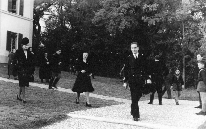 Pontecchio Marconi - 6 ottobre 1941 - Cerimonia funebre davanti al Mausoleo. Al termine la bara contenente le spoglie di G.
