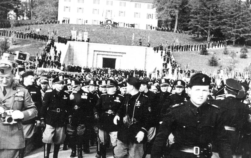 Sulla sinistra il parroco di Pontecchio Don Ottavio Balestrazzi. (Foto di proprietà Cesarino Canova).