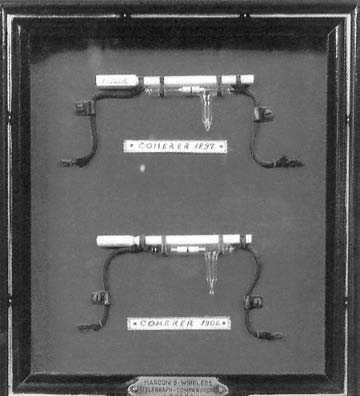 (Collezione Bigazzi - Museo Marconi) Le onde elettromagnetiche irradiate dal trasmettitore vengono catturate dal coherer, un tubetto di vetro contenente limatura d argento, che è in grado di