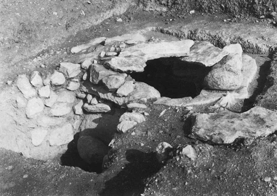 Fig. 2 Barumini, loc. Santu Luxori: tomba a camera di cultura Monte Claro. nuraghe di Brunku e topis (m. 159) sulla lunga collina di Monti Donau.