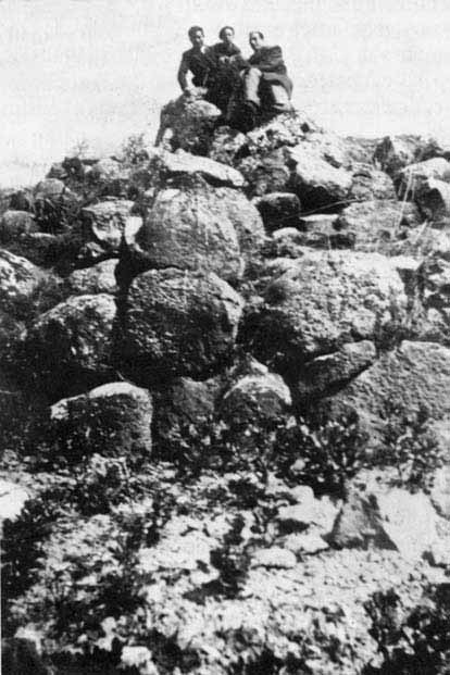 Fig. 7 Barumini, il nuraghe Su Nuraxi prima dello scavo (1937). Torre Sud. mente la curtis altomedievale con la sua cappella rurale.