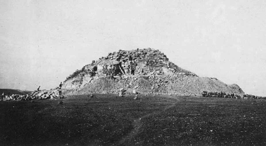 Fig. 12 Barumini, Su Nuraxi. Situazione dello scavo a livello dell ingresso sopraelevato (1951).