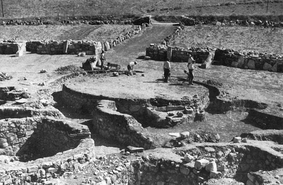 Fig. 16 Barumini, Su Nuraxi. Preparazione di scavo della Sala delle riunioni (vano 80). di Torralba, l espressione architettonica più significativa ed esemplare della civiltà megalitica protosarda.