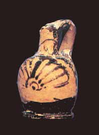 Fig. 34 Barumini, Su Nuraxi. Lekythos ariballica di fabbrica attica (circa 325 a. C.) rinvenuta sopra il vano vv. Fig. 35 Barumini, Su Nuraxi. Lakythos aribaiica di fabbrica attica (circa 325 a. C.) rinvenuta sopra il vano oo.