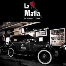 Figura 2 e 3. A sinistra auto de "La Mafia". A destra pubblicità dei ristoranti. 4.