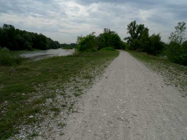 Questi due passaggi avverranno scendendo verso il greto e percorrendo i passaggi creati dalle arcate dei due ponti (vedi foto 14).