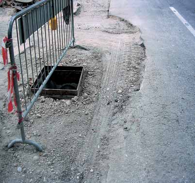 marciapiedi, devono essere completamente recintati, con un insieme di barriere o transenne unite a formare un quadriletaro.