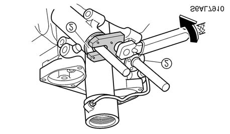 Installare i gruppi pistone di supporto trim nei cilindri di trim, quindi serrare le ghiere di chiusura del cilindro di trim alla coppia specificata.