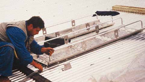 I ganci da tetto sono classificati: - Tipo A ganci di sicurezza da tetto studiati per sopportare forze di trazione nella direzione di pendenza del tetto; - Tipo B ganci di sicurezza da tetto studiati