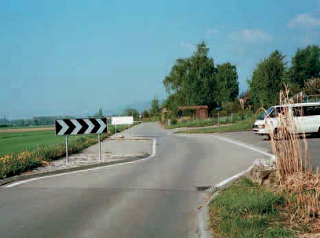 Interruzioni orizzontali Definizione e scopo L interruzione orizzontale è un interru - zione voluta della linearità della via di circola zione ottenuta con uno spostamento dell asse della carreggiata