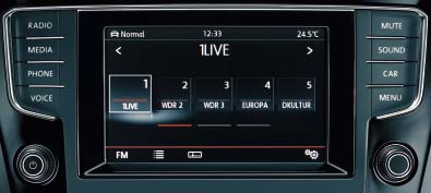 S La radio "Composition Colour" con display a colori da 5" touchscreen, lettore CD in grado di supportare i formati MP3 e WMA e otto altoparlanti 4 x 20 watt è dotato di uno slot per schede SD e di