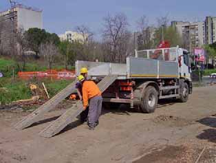 Alcune attrezzature di dimensioni più ridotte, come bob cat miniescavatori, minipale, combinati) sono direttamente trasportate sul cassone degli autocarri.