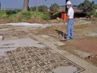 Chiusura degli scavi archeologici Leva circuito idraulico comandi in posizione di lavoro Escavatore in azione in scavi archeologici A quel punto l archeologo, assicuratosi a vista