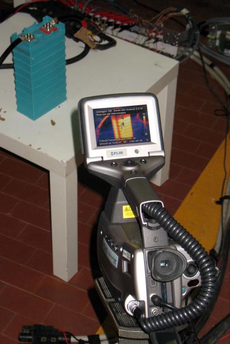 ACCORDO DI PROGRAMMA MSE-ENEA Figura 1. Termografia su cella in esercizio La termocamera viene impostata per registrare immagini termografiche generalmente ogni 5 o 10 minuti.