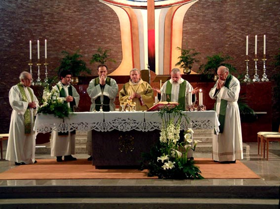 Liturgia Eucaristica La liturgia eucaristica è una delle due parti principali di cui si compone la anta Messa.
