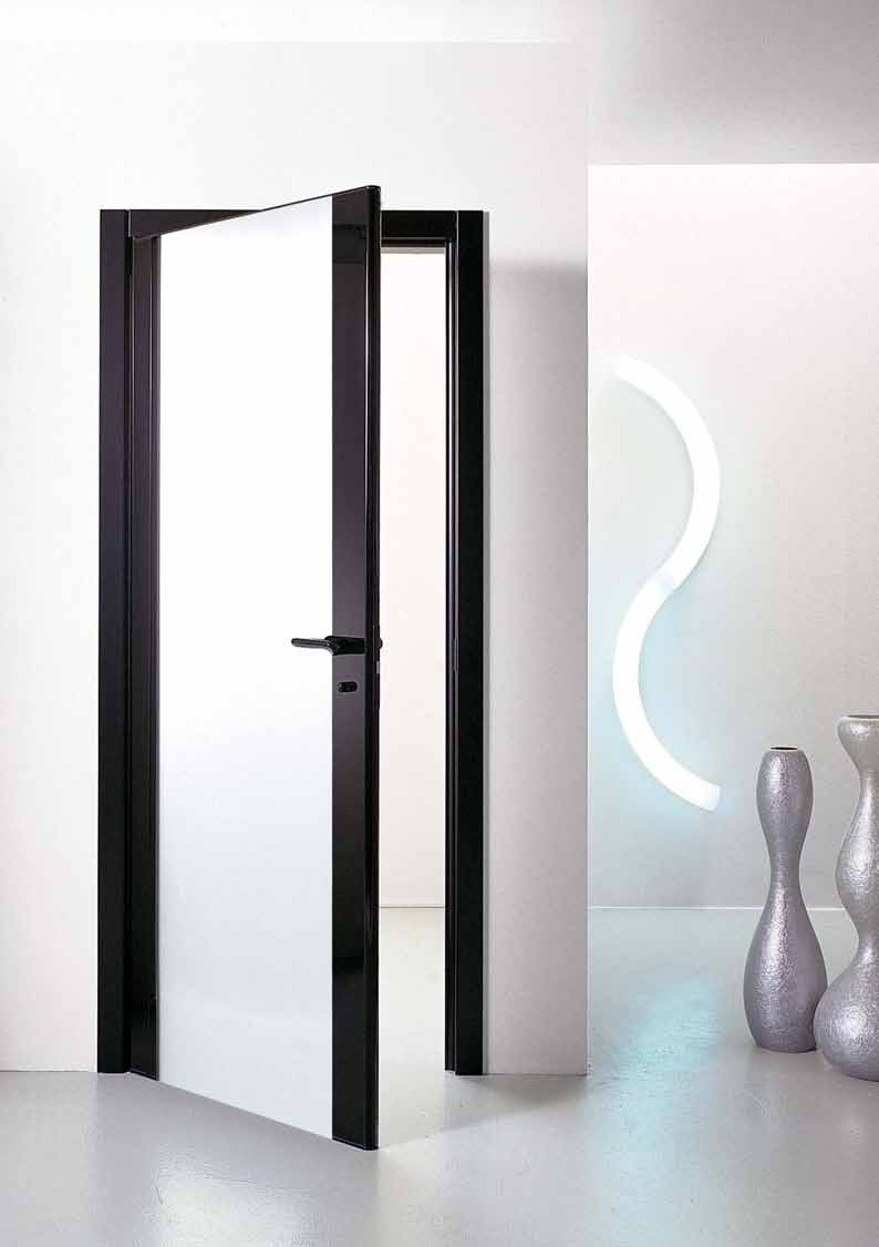 Nuove opportunità funzionali ed estetiche sono offerte dalla porta Rver nelle versioni con specchio e con anta in vetro temperato acidato.
