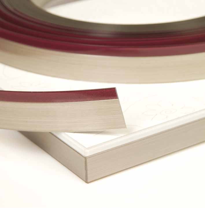 Il bordo ALU di Roma consiste in un vero alluminio di 0,1 mm, tuttavia è flessibile e, grazie ad una speciale tecnica, è applicato su un materiale base in ABS o PVC.
