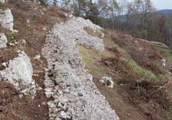 56 57 cava. 277 L angolo nord della struttura termina sulla roccia viva.