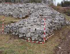 Parte della cinta ovest e la torre occidentale sul muro trasversale della fortezza; vista verso sud. (Foto: J. Kusetič).