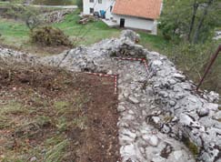 Parte della cinta ovest e la torre ovest del muro trasversale; vista verso nord (Foto: J. Kusetič). Fig. 146.