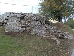 L angolo sud-est delle fondazioni della torre quadrata sud-occidentale (più antica) all epoca delle indagini archeologiche. (Foto: Archivio AONMS). Fig. 163.