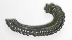 242) della seconda metà del IV ovvero degli inizi del V secolo. 436 Risale allo stesso periodo anche la borchia da cintura in bronzo con terminazione a forma di testine animali (Fig. 240).