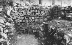 L angolo interno sud-ovest della torre d accesso (Foto: Documentazione AONMS) La torre d accesso a sud-est, sulla strada sotto la fortezza Fig. 263.