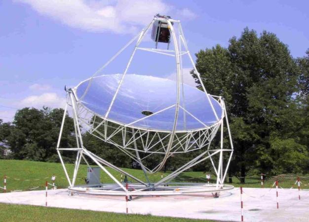Figura 4: Impianto EuroDish (diametro: 8,5 m), installato presso il sito RSE di Milano Fonte: RSE Milano Nel 2010, nei pressi di Peoria in Arizona (Figura 5), è stato inaugurato l impianto Maricopa