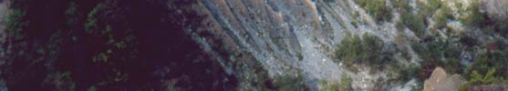 Il lavoro dell acqua negli alvei prevalentemente rocciosi può portare alla formazione di scanalature e nicchie semicilindriche. Al piede delle ca-scate vengono scavate profonde cavità.