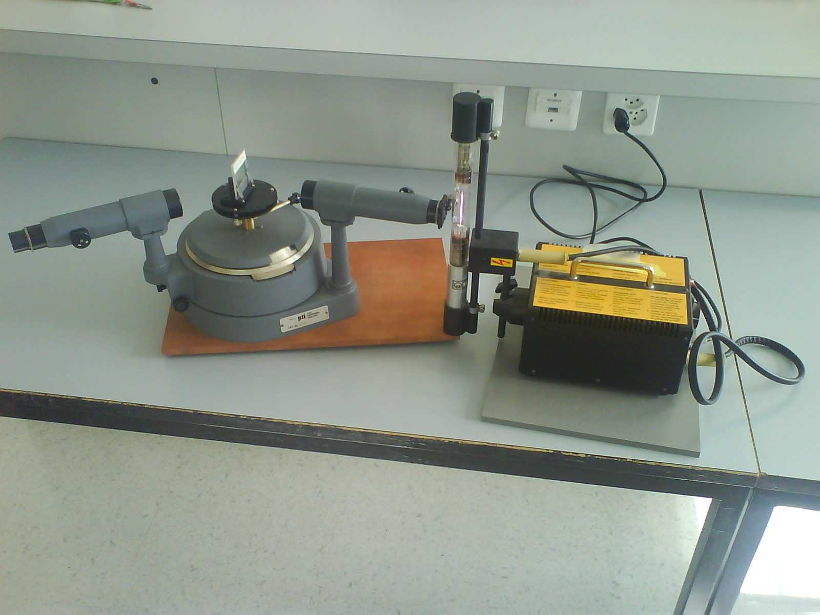 5 Capitolo 1. Spettroscopia dei gas Figura 1.6: Lo spettrometro utilizzato per l esperienza.