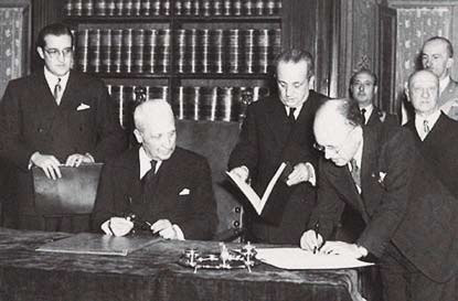La Costituzione italiana fu approvata il 22 dicembre 1947 ed entrò in vigore il 1 gennaio del 1948.