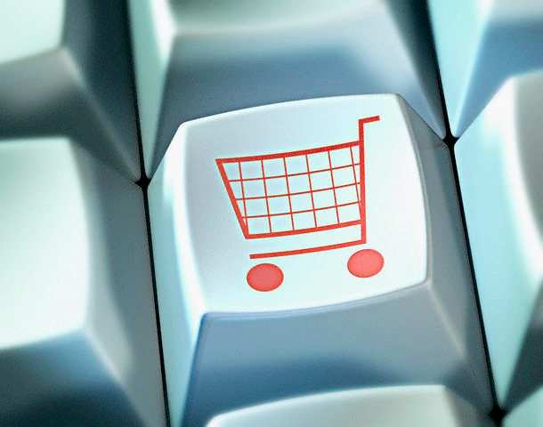 E-Commerce Commerce: una definizione Il termine e-commerce indica l'insieme delle transazioni per la commercializzazione di beni e servizi tra produttore