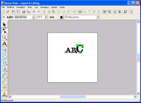 Disposizione dei disegni da ricamo (Layout & Editing) Le dimensioni del contorno del carattere visualizzato con linee punteggiate cambiano. 3.
