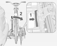 Oggetti e bagagli 63 4. Allineare le biciclette a quella montata in precedenza. I mozzi delle ruote delle biciclette non devono toccarsi. 5.
