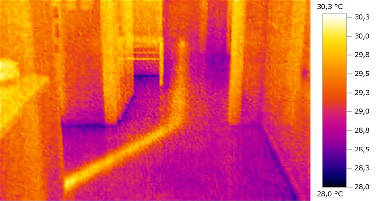 Immagine nel visibile di un cassonetto infisso Immagine IR di infiltrazioni di calore dal cassonetto Immagine nel