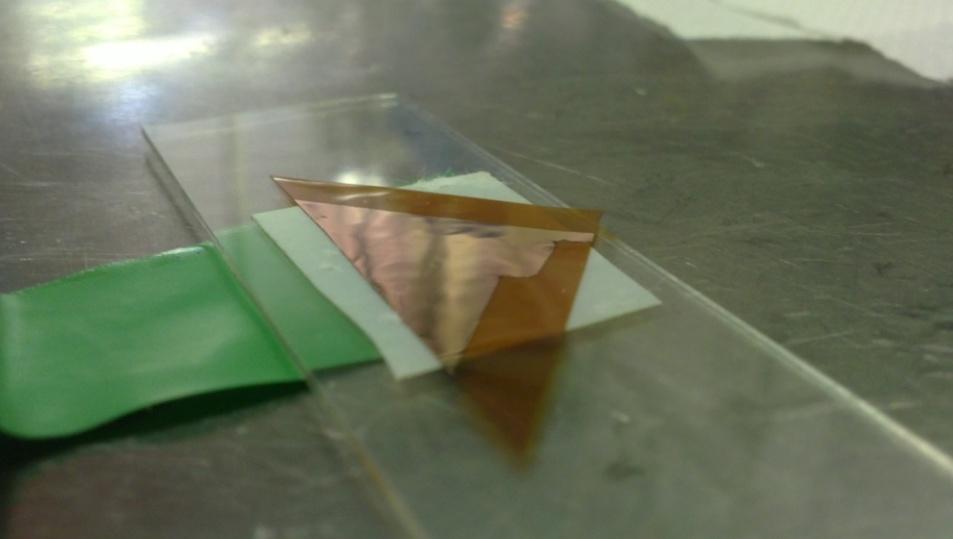 5.7.1 Misura sul film di rame depositato su kapton Prima di essere posizionato sul profilometro, il campione è stato incollato ad un vetrino da laboratorio utilizzando del nastro biadesivo; questa
