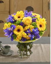 Alcune idee Interflora per le Aziende Compleanno Per essere sempre più vicini ai dipendenti, un bouquet di fiori recapitato direttamente in ufficio in confezione regalo da un fiorista Interflora per