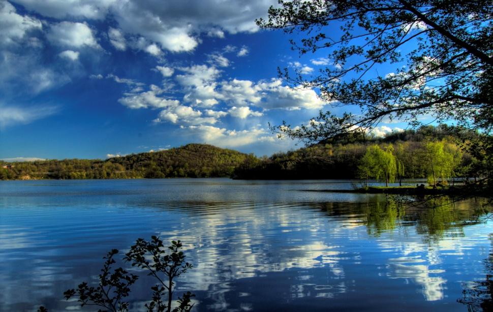 Il Lago Sirio Iin una suggestiva area collinare rocciosa tra i Comuni di Ivrea e di Chiaverano, il lago Sirio è alimentato da una sorgente sotterranea ed è uno dei cinque laghi del Comprensorio