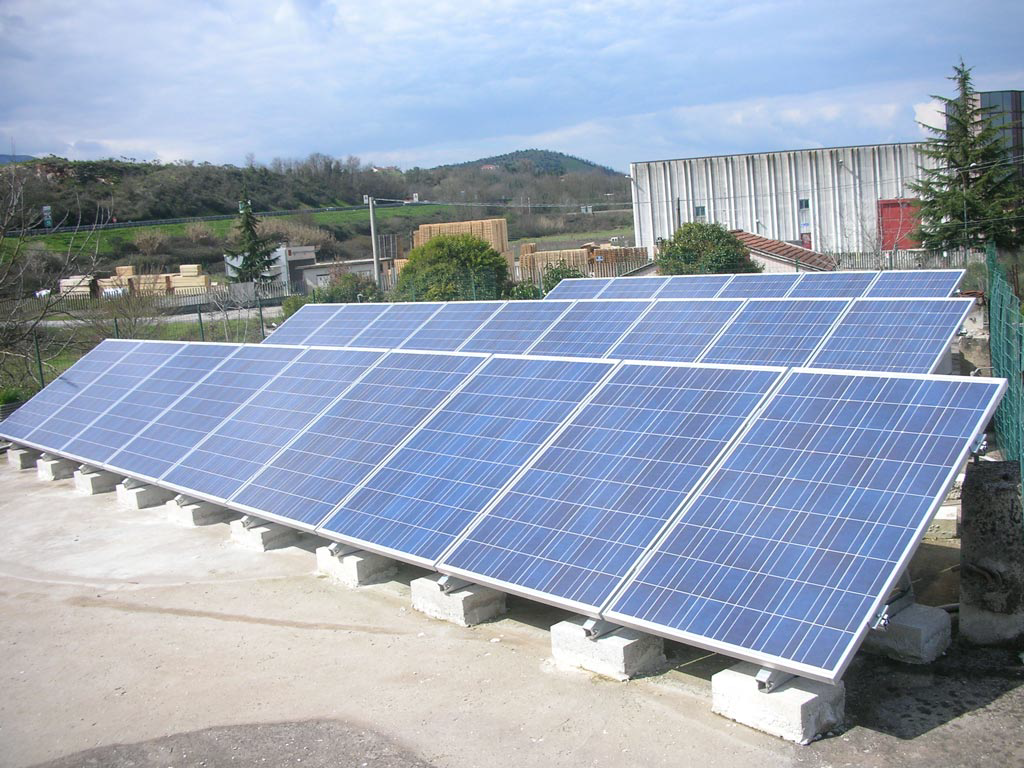 Tipologie di impianti I moduli fotovoltaici possono essere collocati su qualsiasi pertinenza di un immobile (tetto, facciata, terrazzo, ecc.) o sul terreno.