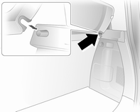 Oggetti e bagagli 47 Sullo schienale non frazionabile, tirare entrambe le leve di sblocco e ripiegare lo schienale sul cuscino del sedile.