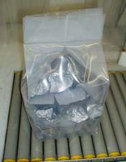 Confezionamento In sala confezionamento i pezzi di silicio (nugget) vengono ispezionati ad uno ad uno e inseriti in sacchetti di PE.