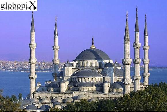 I 5 luoghi imperdibili di Istanbul 1) Moschea Blu La moschea Sultanahmet camii, meglio conosciuta
