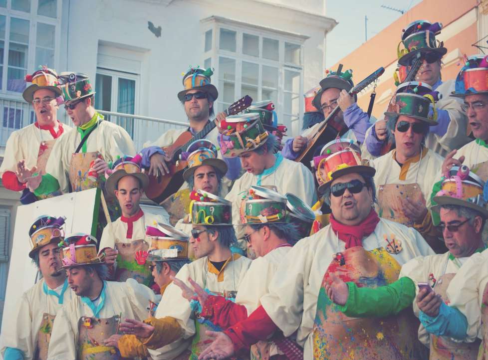 EL CARNAVAL En febrero, Cádiz se transforma en una fiesta. Es época de CARNAVAL.