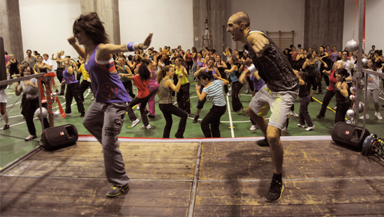 La Fit Kombat fonde le tecniche di combattimento e arti marziali, al ritmo musicale e al Fitness.