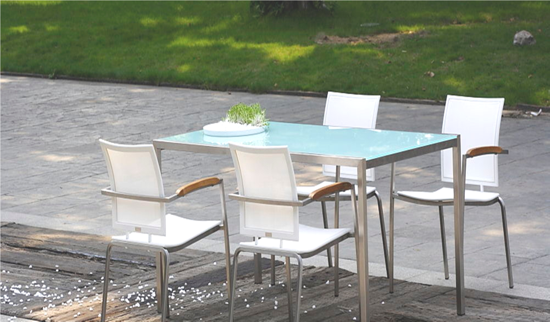 Open Space mod. Narciso by Corradi composto da: > tavolo con struttura in acciaio inox e vetro in cristallo temperato bianco.